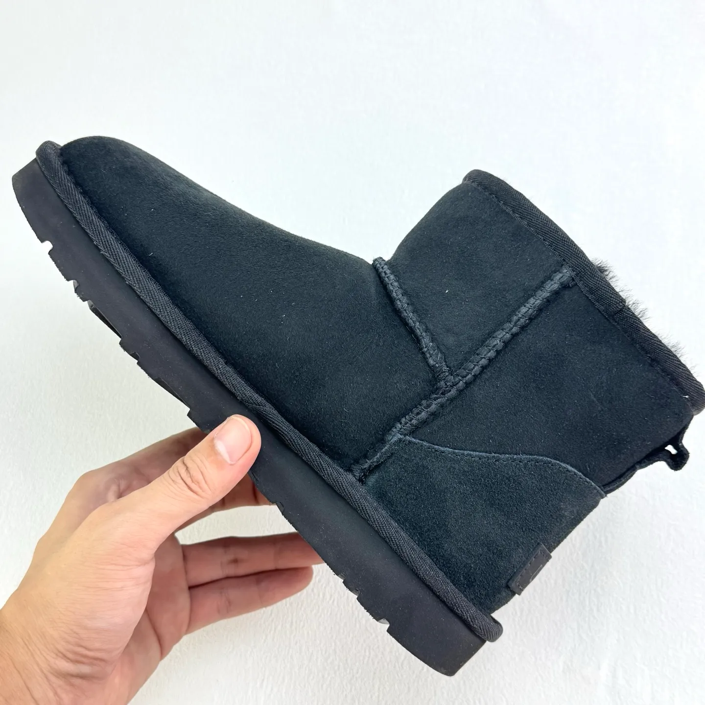 💰360 6222 Classic Mini II Mini classic short boots 2.0 Shoe shaft height: about 14CM Upper: Made of 17mm fur-integrated sheepskin, with a pre-treated water-repellent and anti-fouling coating Insole: 17mm sheepskin insole Sole: Treadlite by UGG™ light wing technology outsole - non-slip, cushioning, wear resistance, and good elasticity Heel: Leather heel label with embossed brand LOGO Size:35 36 37 38 39 40